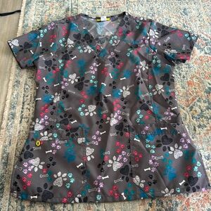 wonderwink grey paw print scrub top